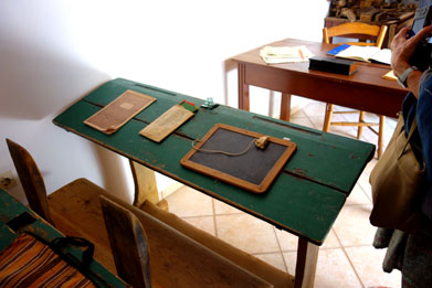 Sitia muse folklorique des bancs d'cole d'autrefois.
